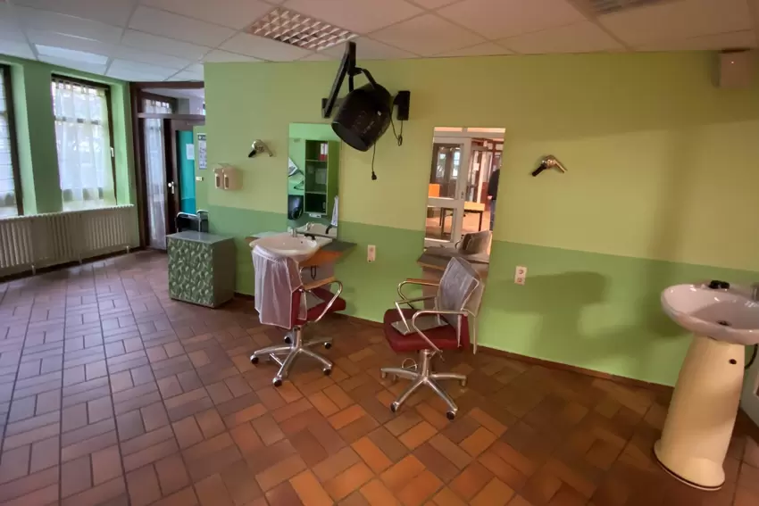 Die letzte Dauerwelle ist schon ein paar Monate her: der verlassene Frisörsalon neben dem Haupteingang.