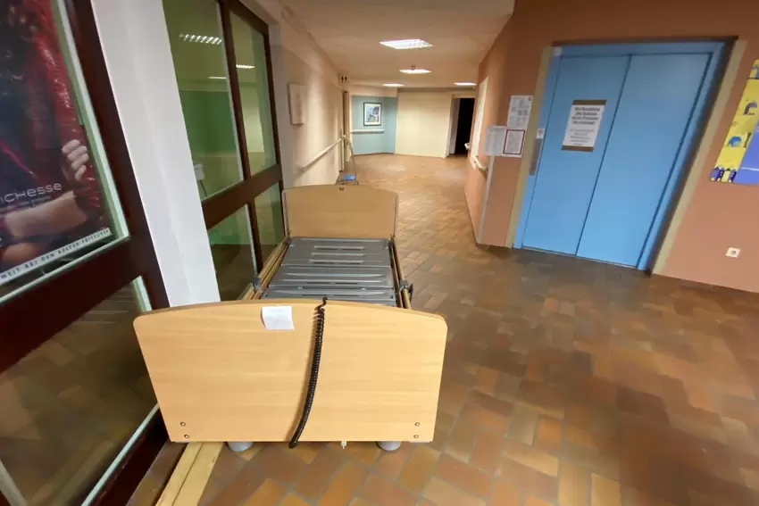 Auf dem Flur stehen nicht mehr benutzte Möbel – zum Beispiel dieses Bett.