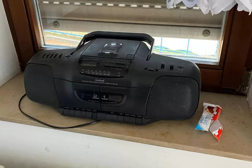 Vergessen I: Kassetten-Radiorekorder in einem der Zimmer.