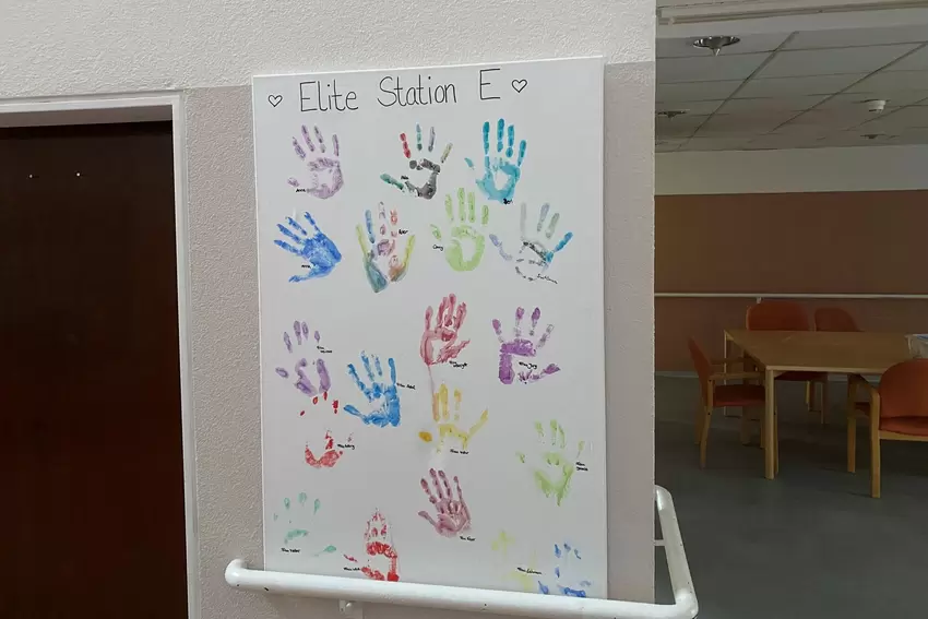 Erinnerungsstück: Plakat mit Handabdrücken auf »Elitestation E«.