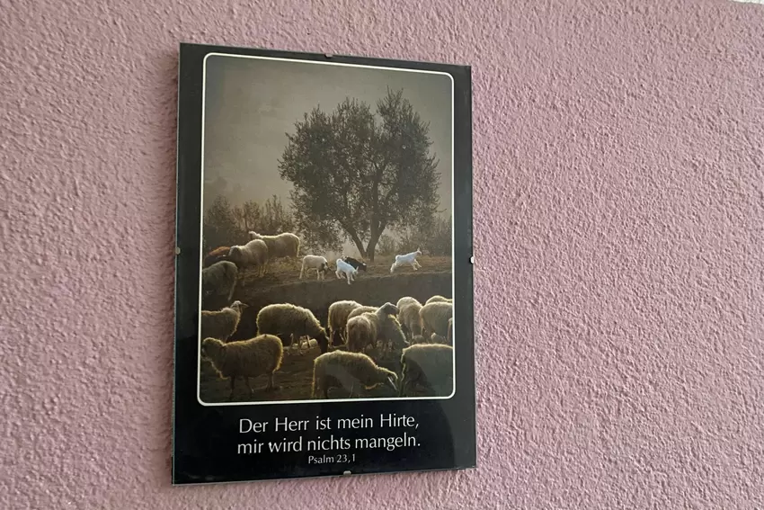 Hängt noch: Psalmspruch an einer Wand im Flur.