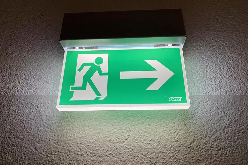Ist noch beleuchtet: Hinweisschild für den Fluchtweg.