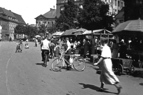  Markttreiben im Bereich Alexanderplatz/Schlossplatz Ende der 30er Jahre. Im Hintergrund ist ein Teil des Schlosses erkennbar. D