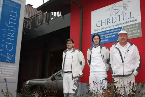 Firmengründer Bernd Christill hat jetzt sein Gipsergeschäft an die beiden Söhne Valentin und Philipp (von rechts) übergeben. 
