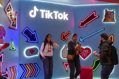 TikTok-Stand auf einer Technologiekonferenz: Dem Onlinedienst droht in der EU eine hohe Geldbuße.