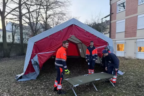 Nach dem Brandanschlag auf ein Zelt und Kälte-Iglus für Obdachlose haben die Malteser schnell für Ersatz gesorgt.