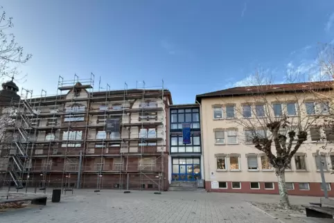 Die Kreisverwaltung in Germersheim. Der linke Flügel ist nach der Sanierung wieder Sitz des Landrats, der rechte Flügel wird ver