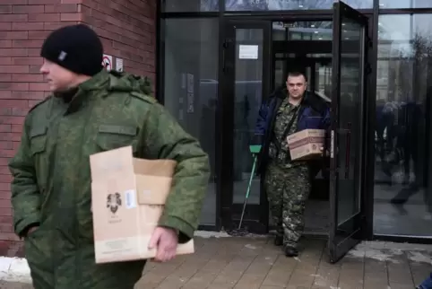 Ermittler verlassen ein Wohnhaus in Moskau, in dem Schüsse gefallen waren. Nach Behördenangaben wurde ein Attentat auf den stell