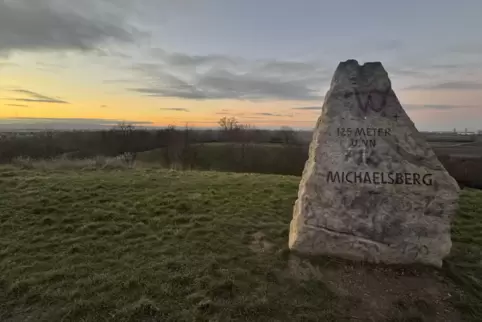 Stimmungsvoll: Gipfelstein auf dem Michaelsberg.