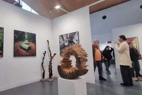 Auf der „art“: Der Zellertaler Wolf Münninghoff stellt beim Atelier im Delta aus. Zu sehen „Ring 7“ aus Esche und „Himmelsleiter Auf der „art“: Der Zellertaler Wolf Münninghoff stellt beim Atelier im Delta aus. Zu sehen „Ring 7“ aus Esche und „Himmelsleiter