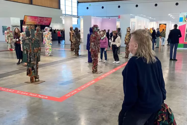 Der K&uuml;nstler und sein Werk: HA Schult auf der Messe. 