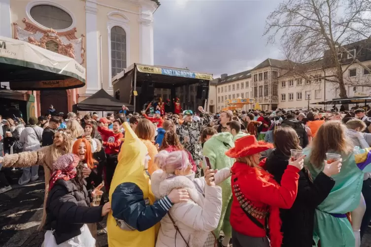 Beim Fasnachtsmarkt steigt die n&auml;rrische Party auf dem Frankenthaler Rathausplatz. 