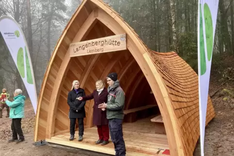 Viel Platz bietet die futuristische Hütte unterhalb der Langmühler Aussicht. Das Schild hat Bürgermeister Klaus Weber persönlich