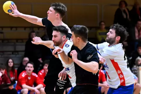 Arm voraus: Bastian Schleidweiler (am Ball) von HSG Dudenhofen/Schifferstadt gegen HB Mülheim/Urmitz.