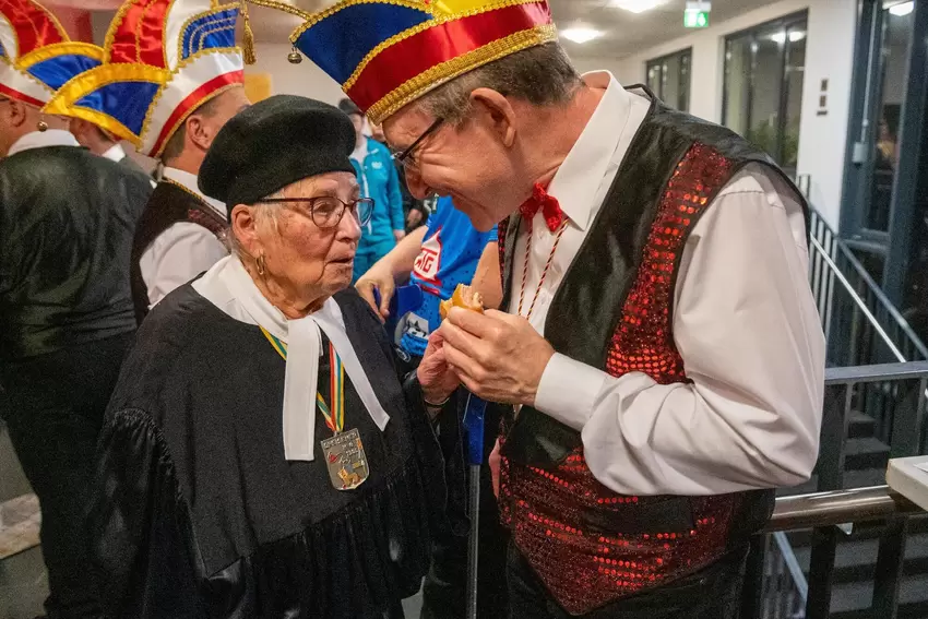 Auch Senioren ließen sich die Kapensitzung nicht entgehen.