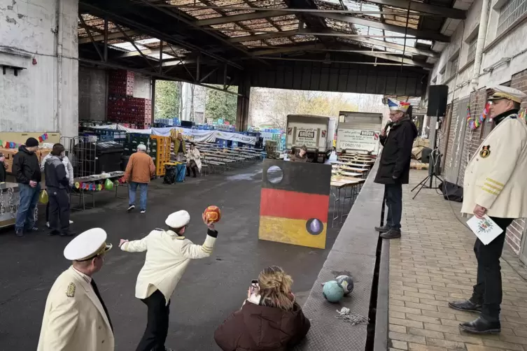 Knapp daneben ist auch vorbei: Versuch von Tobias Mack, Rheinschanze-Vorsitzender, die kleinen &Ouml;ffnungen der Torwand zu treffen.