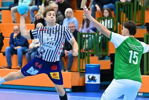 Der Haßlocher Jakob Chrust (links) musste vorzeitig das Spielfeld verlassen.
