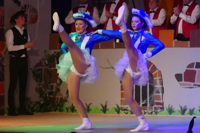 Die Funkenmariechen Celine Keller und Lina Taeger. Trainerin: Frederike Benning.