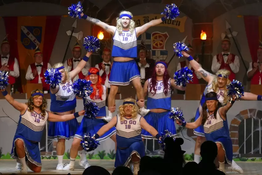 Das »Männerballett« als Cheerleader-Gruppe, einstudiert von Stefanie Kühn und Desiree Klein.