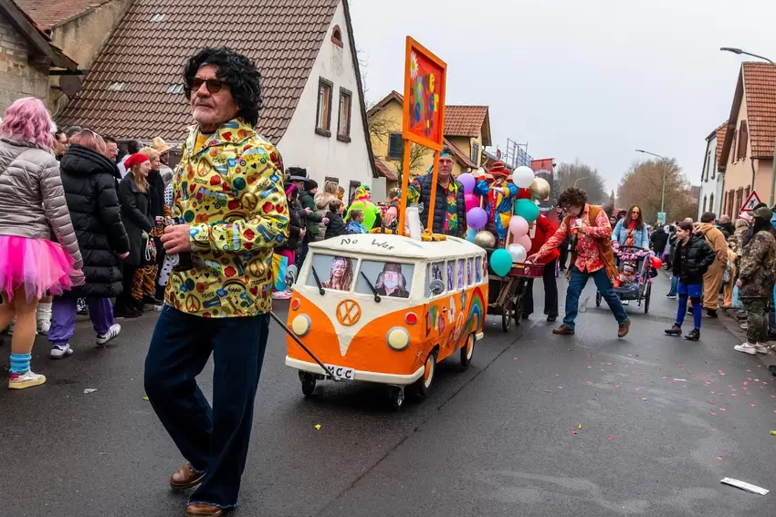 Mit einem liebevoll gebastelten VW Bus warben die Teilnehmer für Frieden auf der Welt.