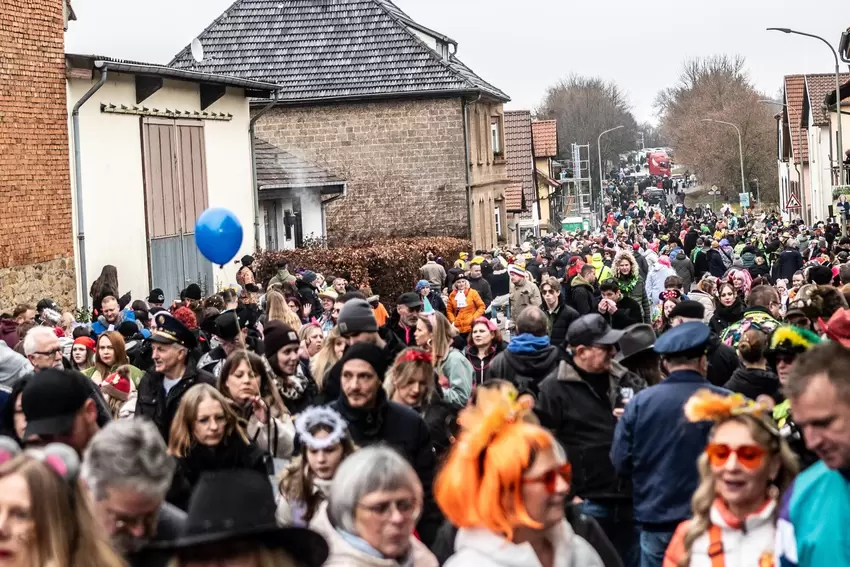 Mehrere Tausend Menschen pilgerten am Sonntag zum Fasnachtsumzug.