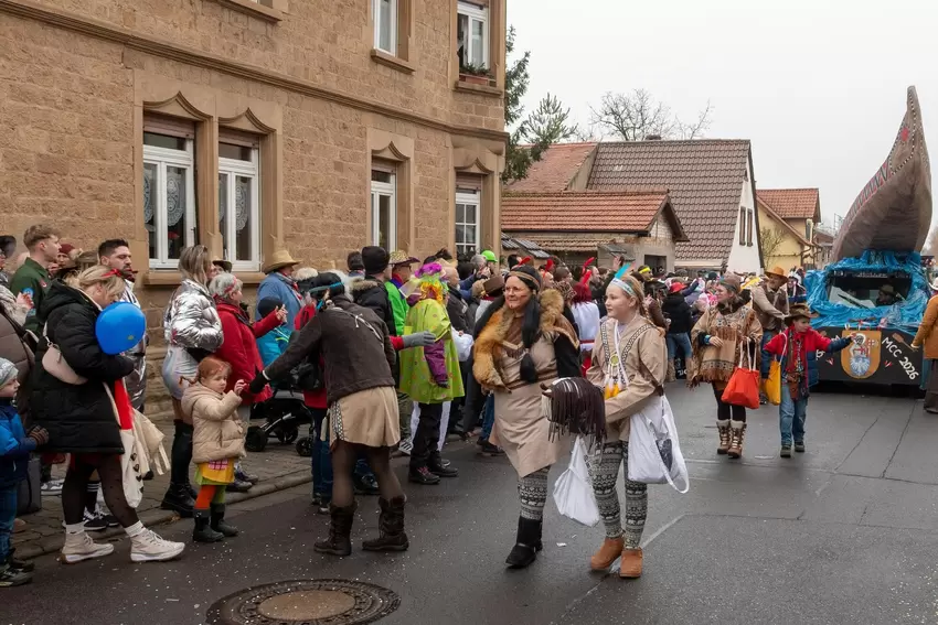 Beim Umzug machten 33 Nummern mit.