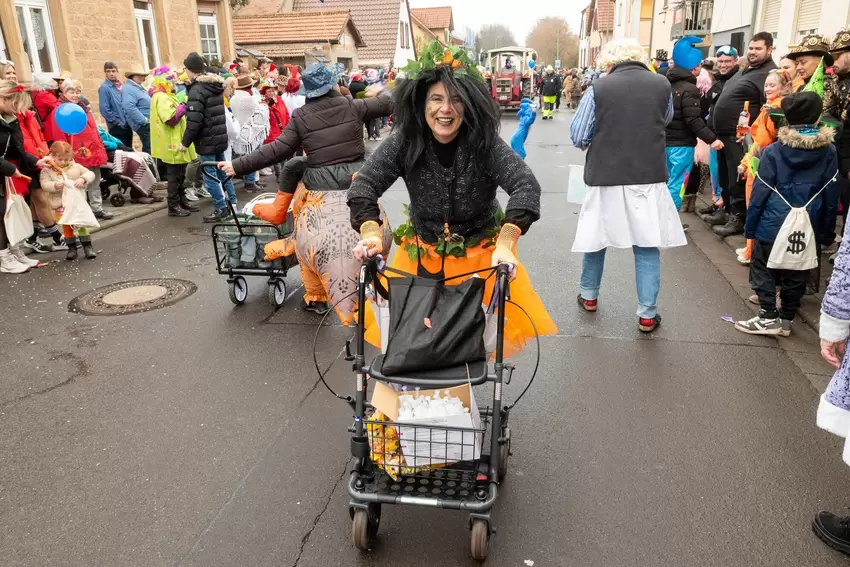 Auch mit einem Rollator kann man am Umzug teilnehmen.