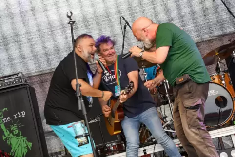 Gipfeltreffen: Monji El Beji (links) und die Anonyme Giddarischde Roman Nagel (Mitte) und Thomas „Edsel“ Merz bei einem Auftritt