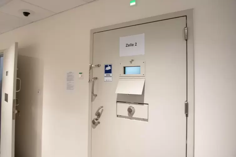 Die T&uuml;r zum Gewahrsamsraum. 