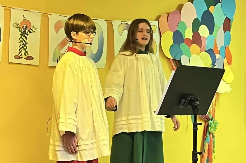 Linn und Michel Döring standen als Messdiener auf der Bühne.