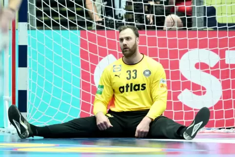 Nach dem verlorenen EM-Finale sitzt der deutsche Handball-Nationaltorwart Andreas Wolf enttäuscht auf dem Boden. 