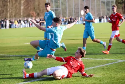 Kampfspiel auf dem Fröhnerhof mit vielen tollen Duellen. Am Boden Gionathan Ben Arcuri vom 1. FC Kaiserslautern, der Julian Beye