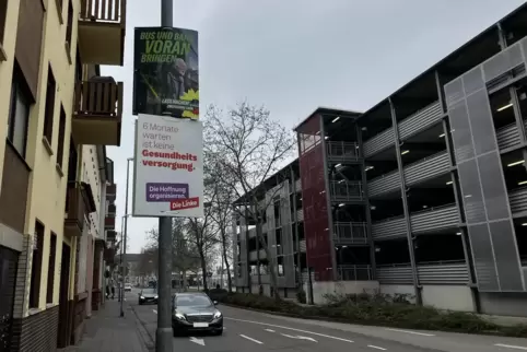 In Frankenthal hängen jetzt die Wahlplakate für die Landtagswahl, hier vor dem Parkhaus am Bahnhof.