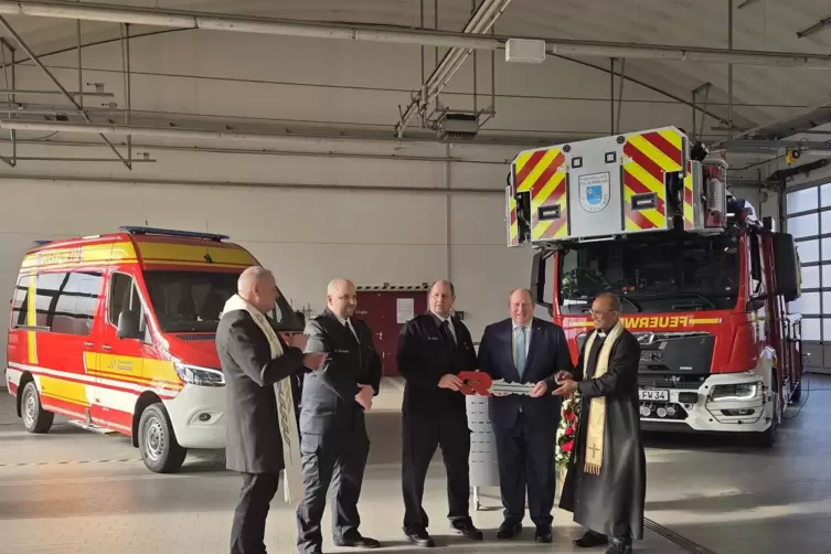 Die Freiwillige Feuerwehr Mutterstadt erhält zwei neue Fahrzeuge. Pfarrer Heiko Schipper (v.l), Wehrleiter Sascha Jülly, Bürgerm