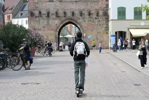 Tägliches Bild: Ein Jugendlicher fährt mit einem E-Scooter über die Maximilianstraße. Das ist allerdings nicht erlaubt. Auch ein