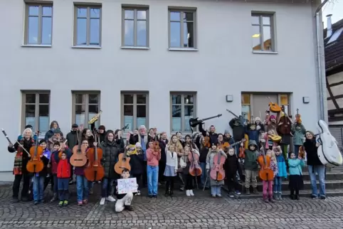 Eltern und Musikschüler protestieren für ein Weiterbestehen der Musikschule. 
