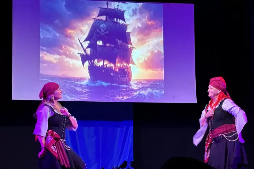 Piraten auf der Bühne: die Black Pearls Nicola Neu und Uli Griebe-Hoppe.