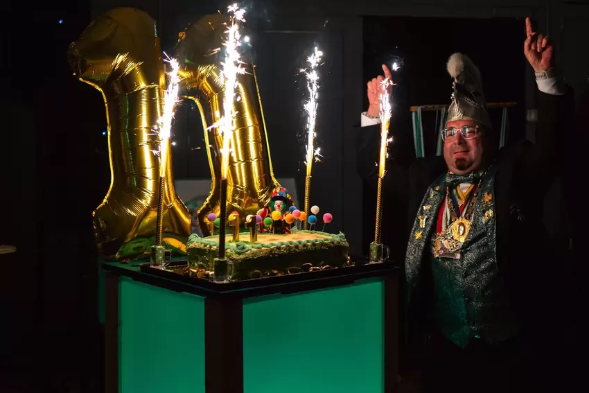 Bastian Lutz mit Jubiläumstorte, Pyro und goldener 11.