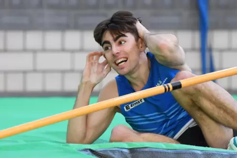 LAZ-Stabhochspringer Lars Urich freut sich über die Silbermedaille bei den süddeutschen Meisterschaften in Frankfurt am Main.
