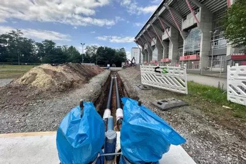 So sah es aus während der Bauphase: Vom Fundament der Übergabestation laufen die Leitungen vor der Westkurve entlang. So sah es aus während der Bauphase: Vom Fundament der Übergabestation laufen die Leitungen vor der Westkurve entlang.