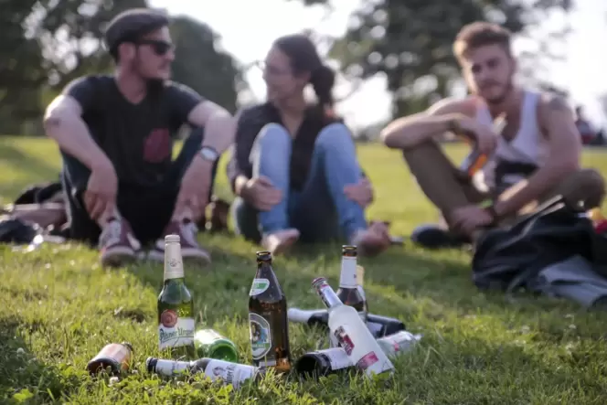 Wenig Sichtbarkeit auf Partys oder im Stadion: Biermarken punkten noch eher bei jungen Leuten, Wein dagegen ist selten präsent,
