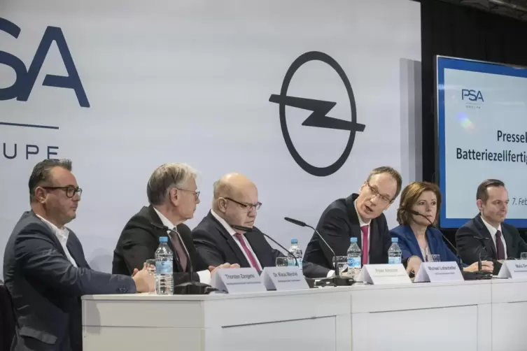 Am 7. Februar 2020 zeigt sich Bundeswirtschaftsminister Peter Altmaier (CDU, Dritter von links) bei einer Pressekonferenz zum AC