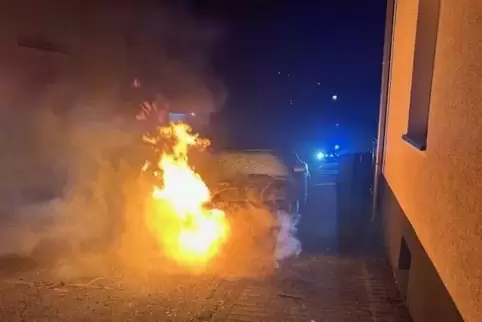 Mehrere Spuren an dem ausgebrannten Wagen deuten auf Brandstiftung hin. 