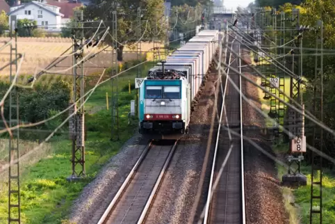 Die Bahn kommt: Die Güterzüge werden auf einer rechtsrheinischen Trasse zwischen Mannheim und Karlsruhe verkehren. Wann? „Nicht 