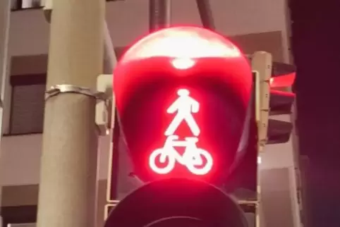 Kurios: Das rote Ampelmännchen fordert auf, loszulaufen.