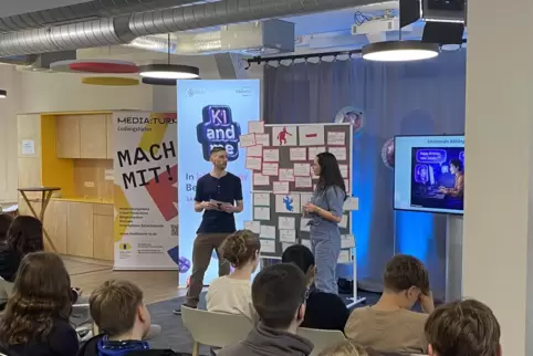 Martin Bregenzer (links) und Moderatorin Leonie Maderstein sprechen über die Risiken von KI und Chatbots.