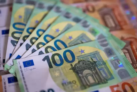 Ein Anrufer überzeugte eine Rentnerin mehrere tausend Euro und Schmuck an einen Mittäter zu übergeben.