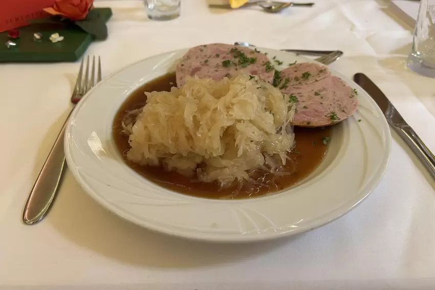 Zur Verleihung des Saumagenordens gehört auch ein Saumagen mit Sauerkraut.