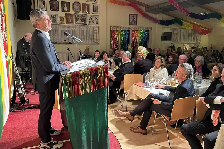 Die Laudatio von Markus Merk sparte nicht mit Seitenhieben – Tobias Mann nahm es mit Humor.