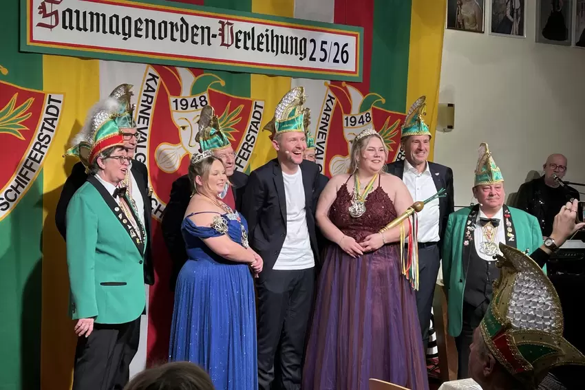 Immer wieder posierten Tobias Mann und die Karnevalisten der Schlotte für Fotos.